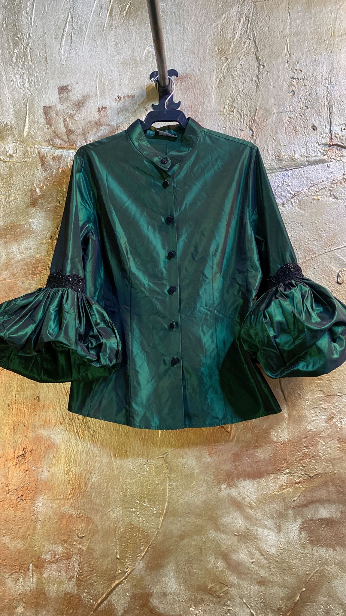 Archive. Firma Emporio Armani. Blusa de tafetán verde botella.