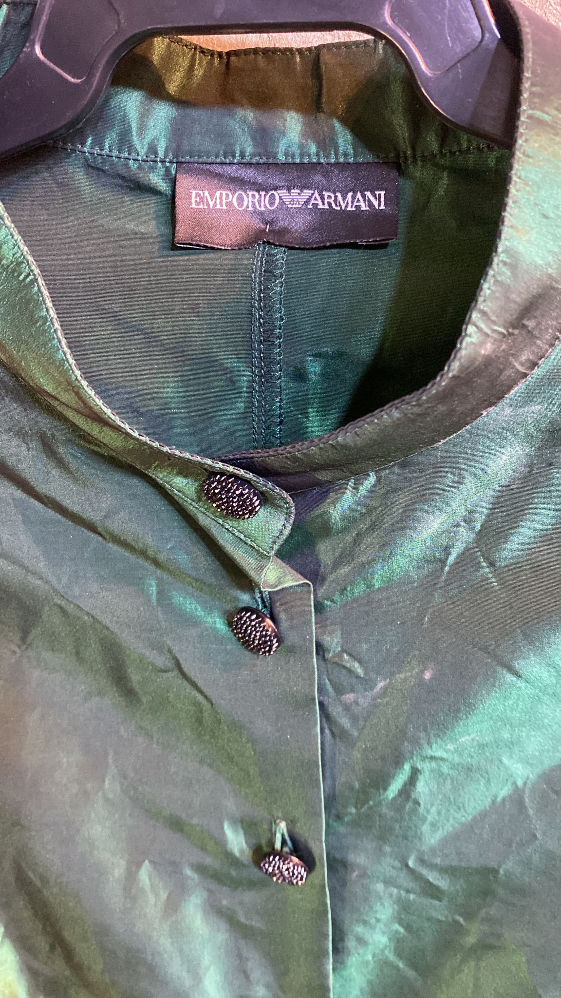 Archive. Firma Emporio Armani. Blusa de tafetán verde botella.