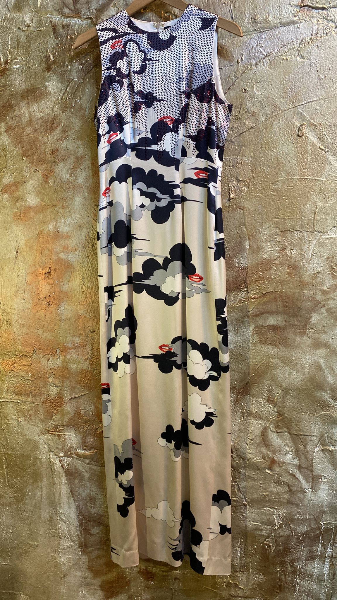 Archive. Firma Holly Fulton. Vestido largo con cuello redondo.