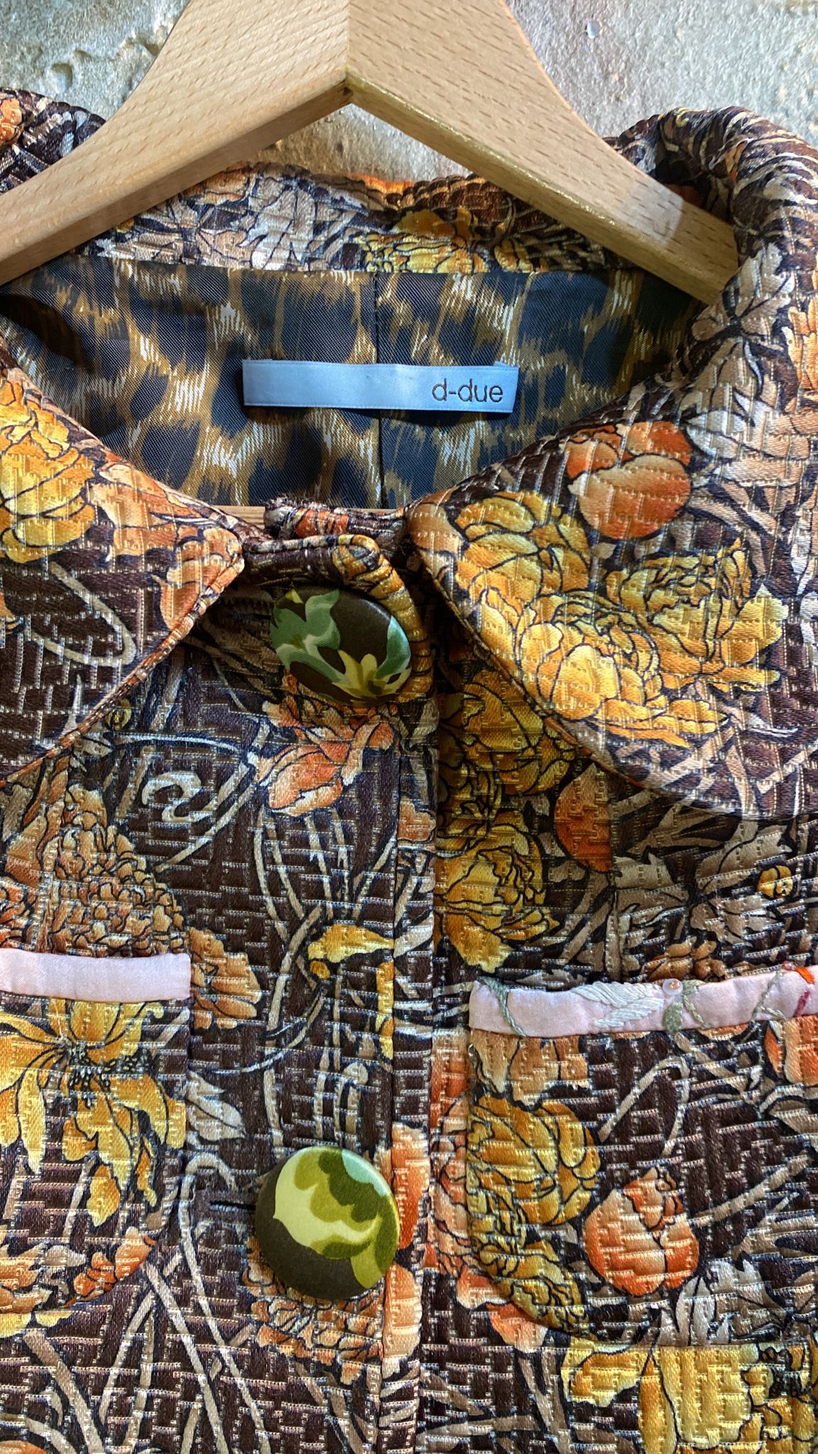 Archive. Firma D-Due. Chaqueta adamascada.