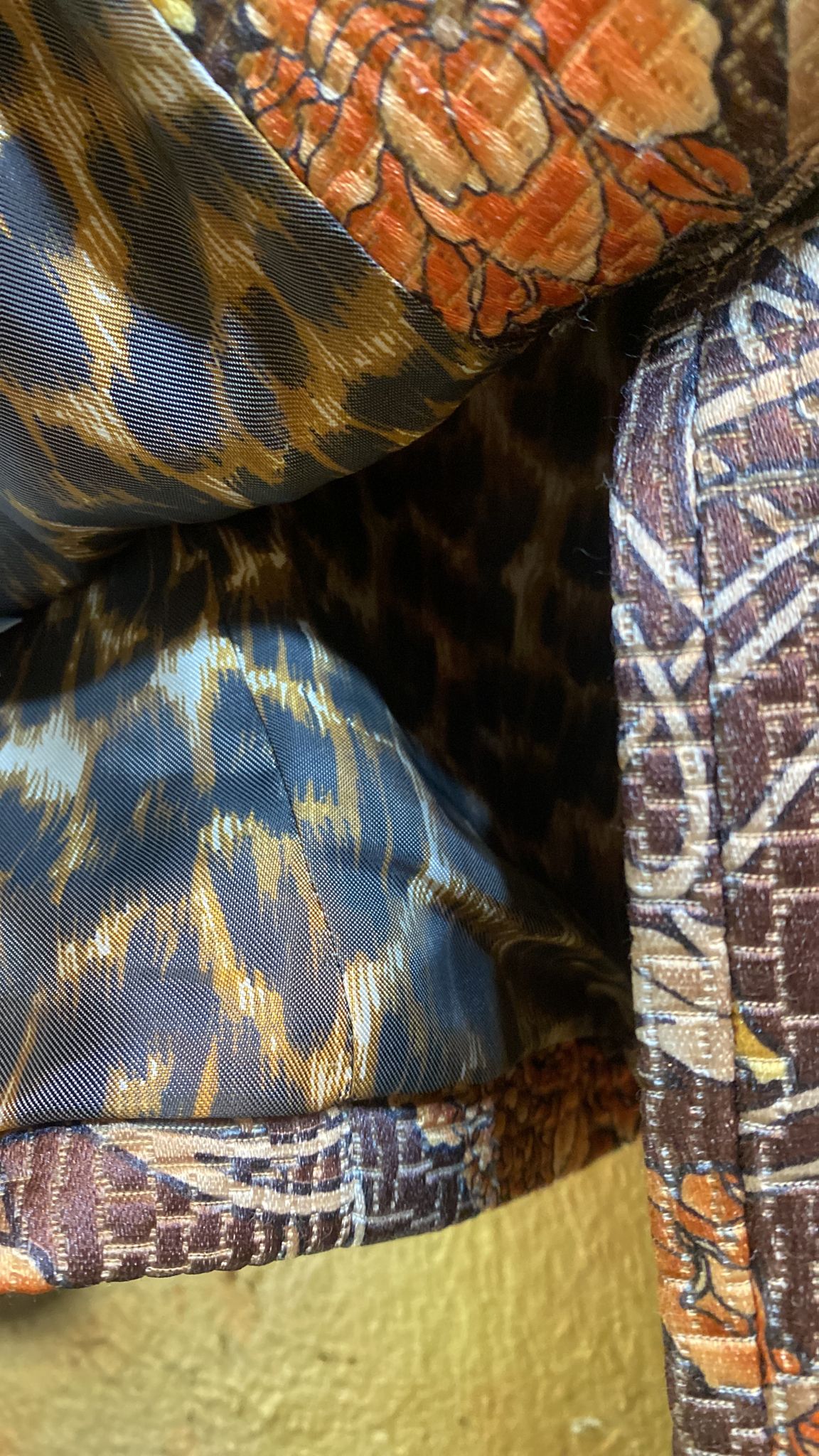 Archive. Firma D-Due. Chaqueta adamascada.