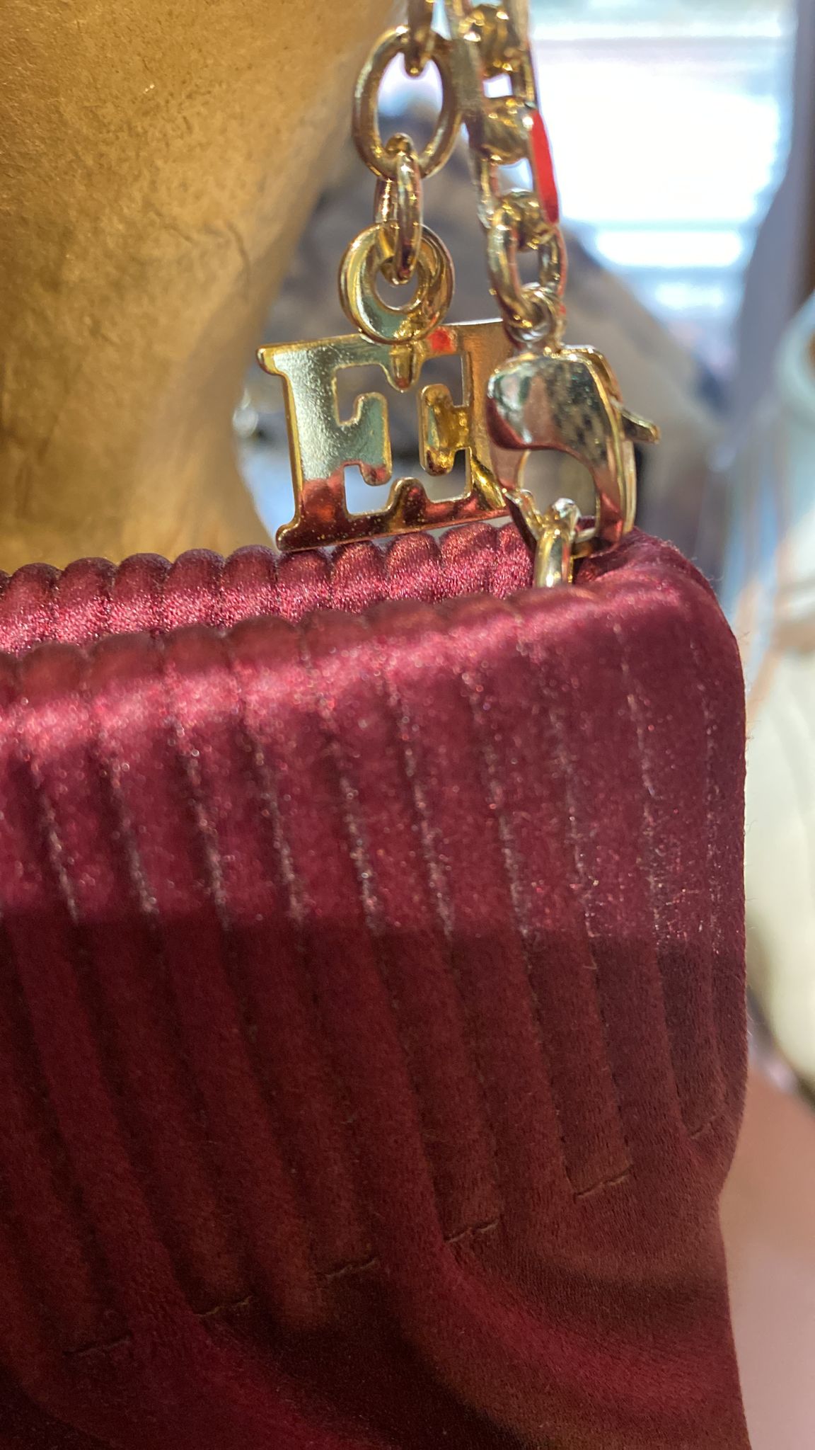 Archive. Firma Escada. Bolso Clutch