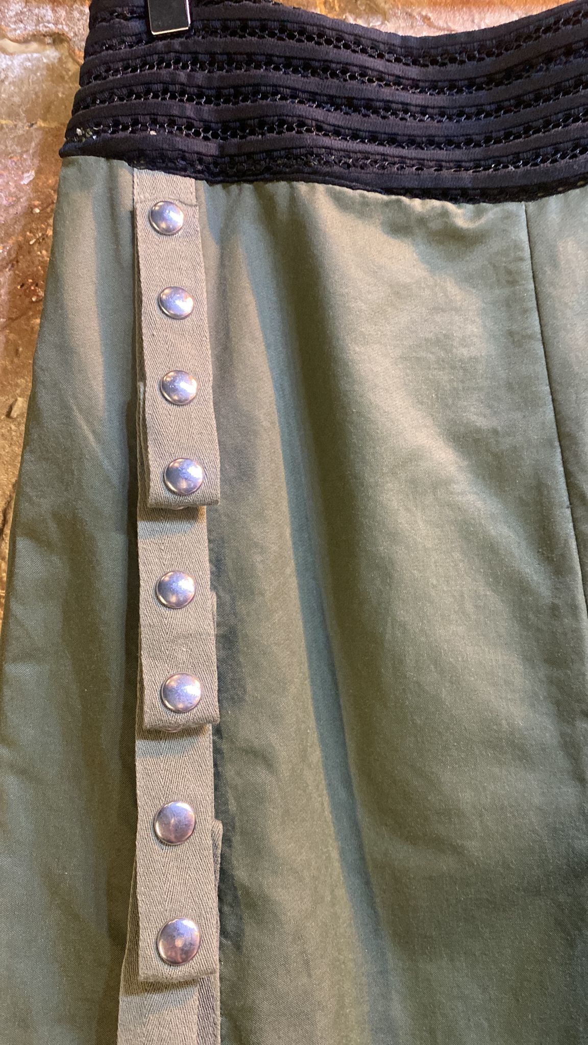 Archive. Firma Rare. Falda verde caqui de algodón.